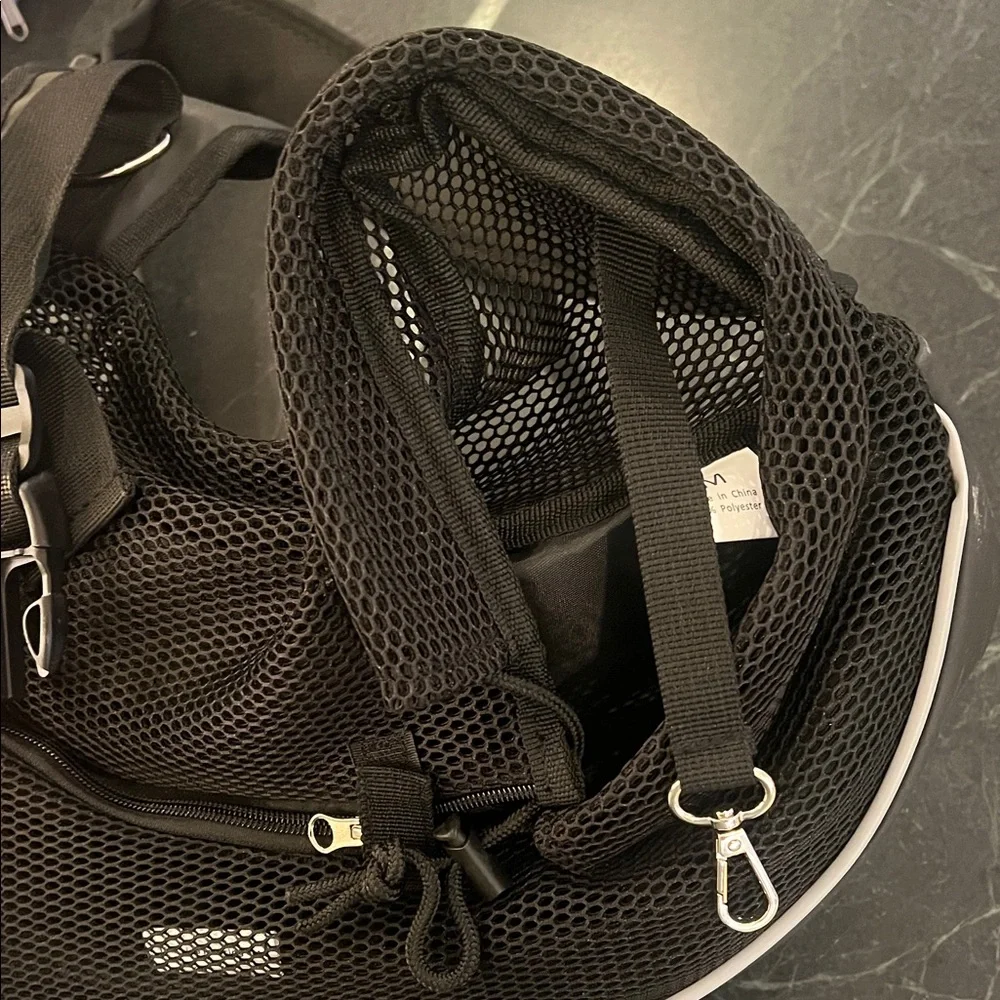 Woyyho Adjustable Small Dog Crossbody Carrier with Safety Leash